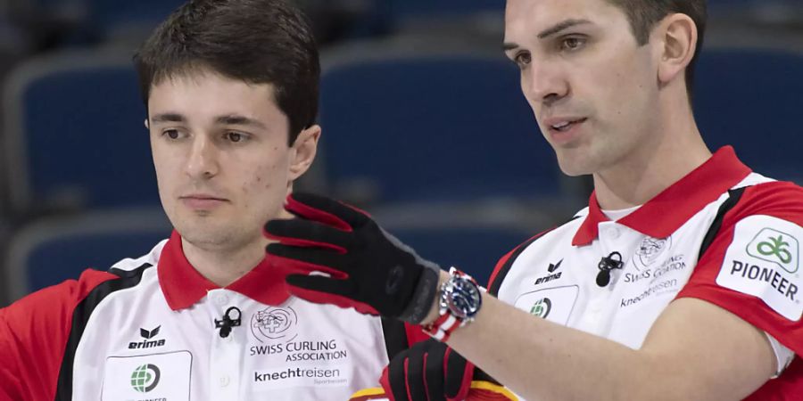 Der Schweizer Skip Peter De Cruz (rechts) und seine Nummer 4 Benoît Schwarz müssen sich auf eine schwierige Aufgabe im Halbfinal gefasst machen