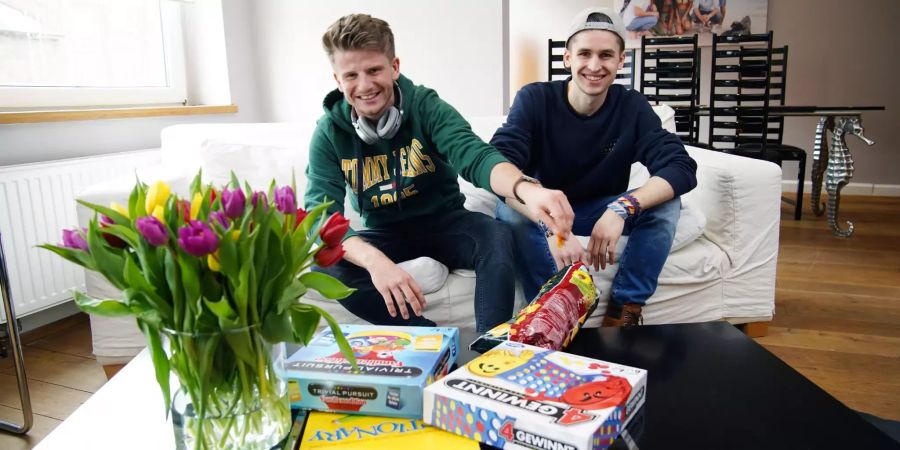 Lukas Kepser (l.) und Taylor Luc Jacobs im WG-Wohnzimmer.