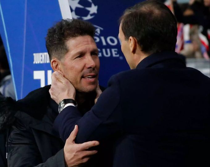 Juventus-Trainer Massimiliano Allegri herzt Atleticos Diego Simeone. Treffen die beiden bald auch in der Liga aufeinander? Real Madrid soll am Italiener interessiert sein. Massimiliano Allegri Juventus