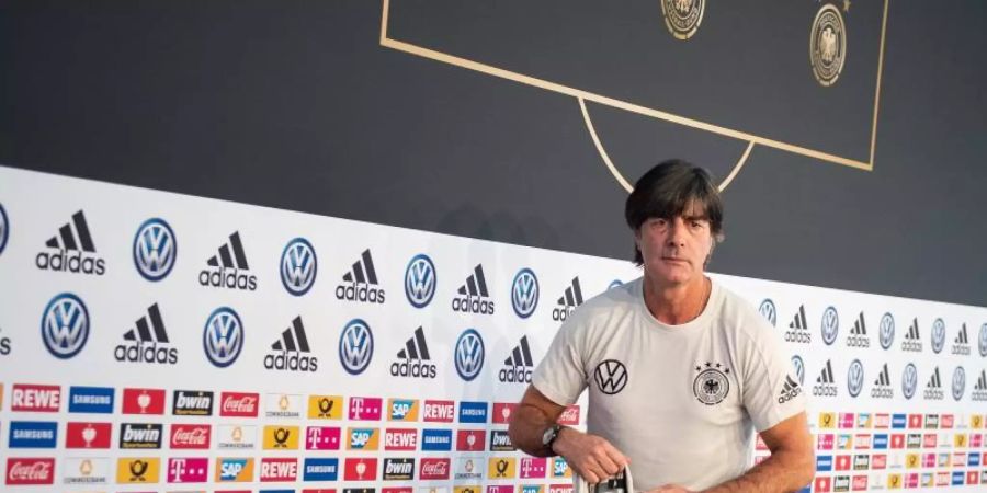 Bundestrainer Joachim Löw verlässt nach der Pressekonferenz das Podium. Foto: Swen Pförtner