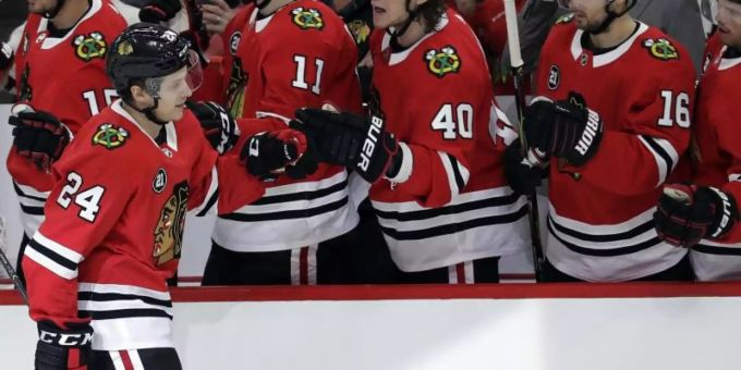Dominik Kahun (2.v.l) nach seinem Tor für die Chicago Blackhawks. Foto: Nam Y. Huh/AP Pittsburgh Penguins Kahun