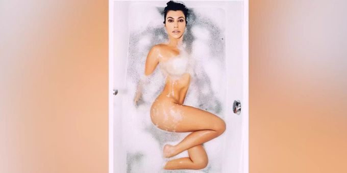 Mehr ein Kunstwerk als ein Foto: Kourtney Kardashian posiert in der Badewanne. KourtneyKardashian