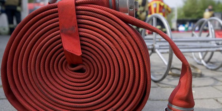 Die Feuerwehr konnte mit ihrem Einsatz ein Übergreifen der Flammen auf benachbarte Gebäude verhindern. (Symbolbild)