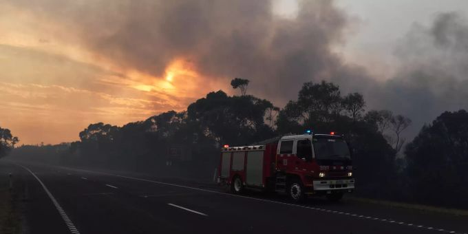 Ein Feuerwehrauto fährt über den Princes Highway in Victoria. Mehr als 300 Feuerwehrleute bekämpfen eine Reihe aus der Kontrolle geratener Buschfeuer im Bunyip State Park und im Osten des Bundesstaats Victoria. Buschfeuer in Victoria Australien