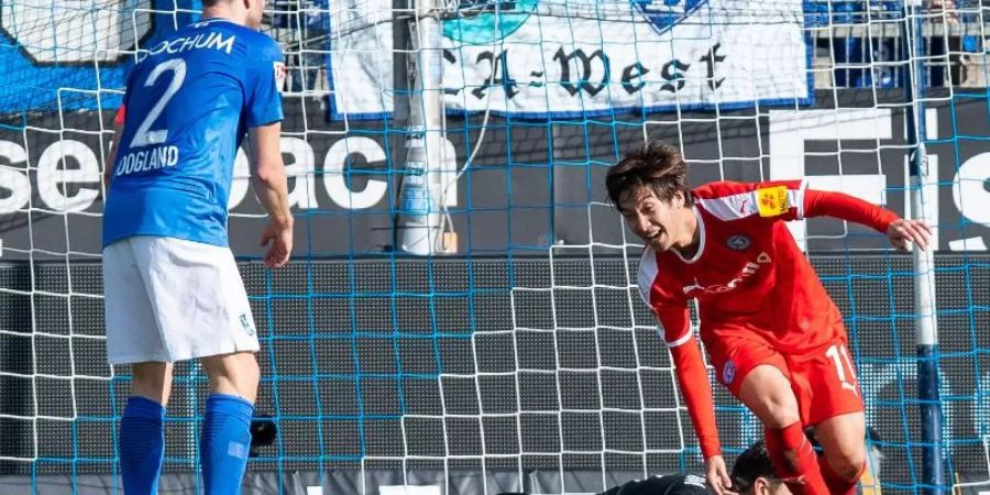 Kiels Masaya Okugawa (r) dreht nach seinem Treffer zum 3:0 gegen Bochum jubelnd vor dem Tor ab. Foto: Guido Kirchner