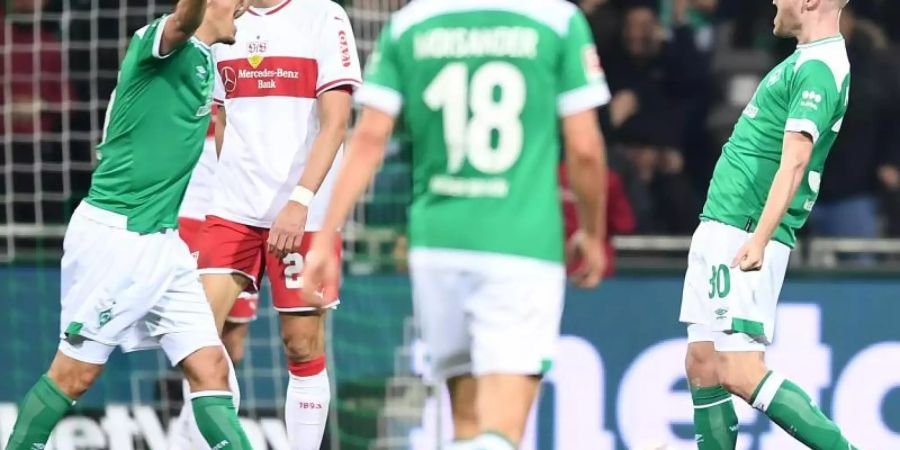 Werder-Spieler Davy Klaassen jubelt mit Max Kruse (l) über sein Tor zum 1:1 im Spiel gegen den VfB Stuttgart. Foto: Carmen Jaspersen