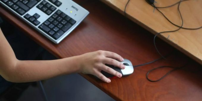 Eine Person arbeitet an einem Computer. Adobe Flash Player