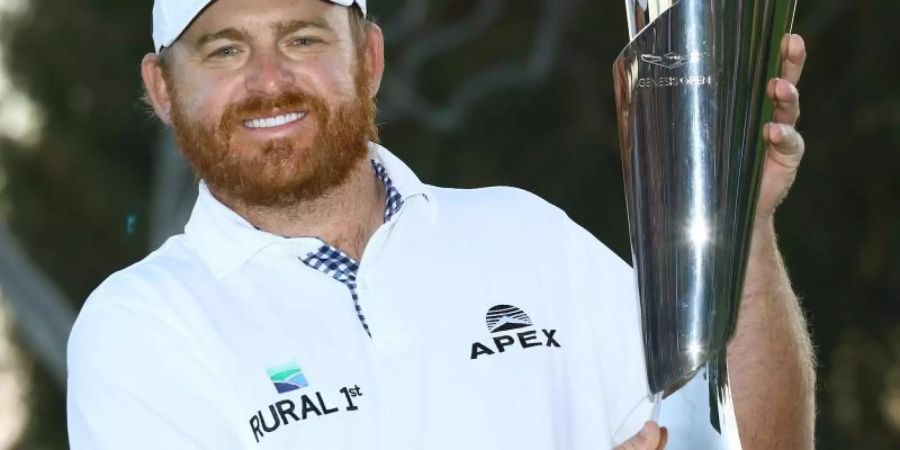 J.B. Holmes mit der Trophäe der Genesis Open. Foto: Kyodo