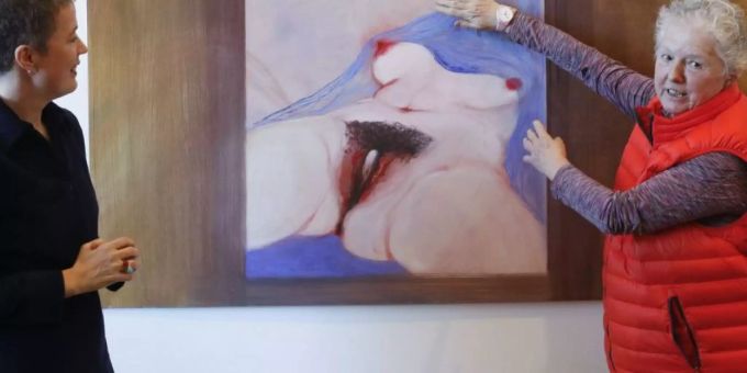 Die Künstlerin Miriam Cahn (rechts) spricht im Kunstmuseum Bern mit der Kuratorin Kathleen Bühler über das Gemälde «L'origine du monde schaut zurück». Miriam Cahn