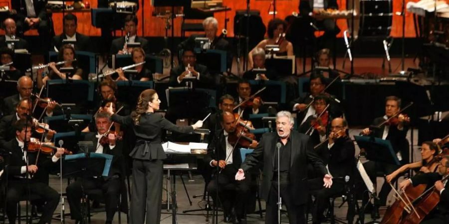 Die Mexikanerin Alondra de la Parra dirigiert, der spanische Tenor Placido Domingo singt. Foto: Alex Cruz/EFE