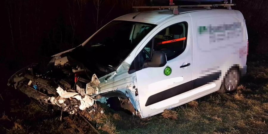 Zerstörter Lieferwagen liegt am Strassenrand