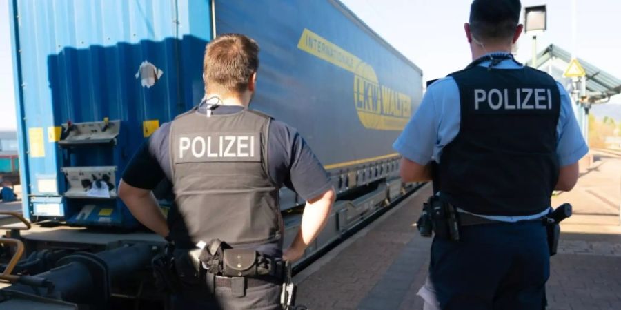 Bundespolizisten an Güterzugstrecke