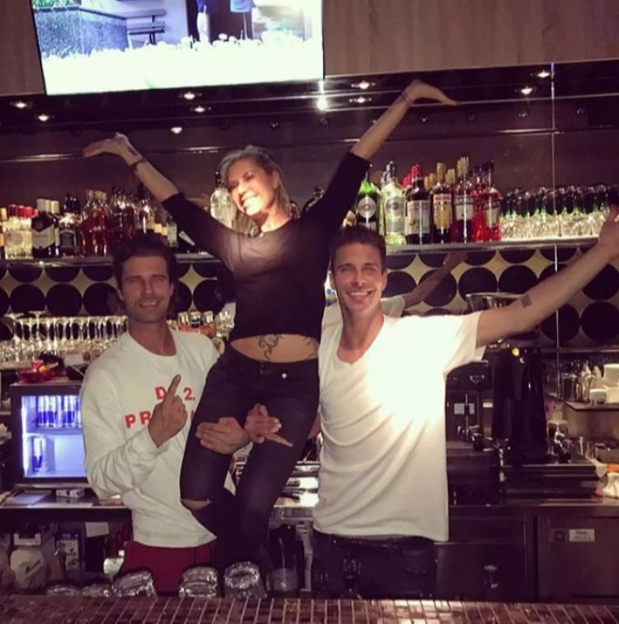 Damit ist nun Schluss: Vujo Gavric (l.), Bruder Aleks und Eis-Prinzessin Denise Biellmann feiern in der Twins-Bar. vujo gavric denise biellmann