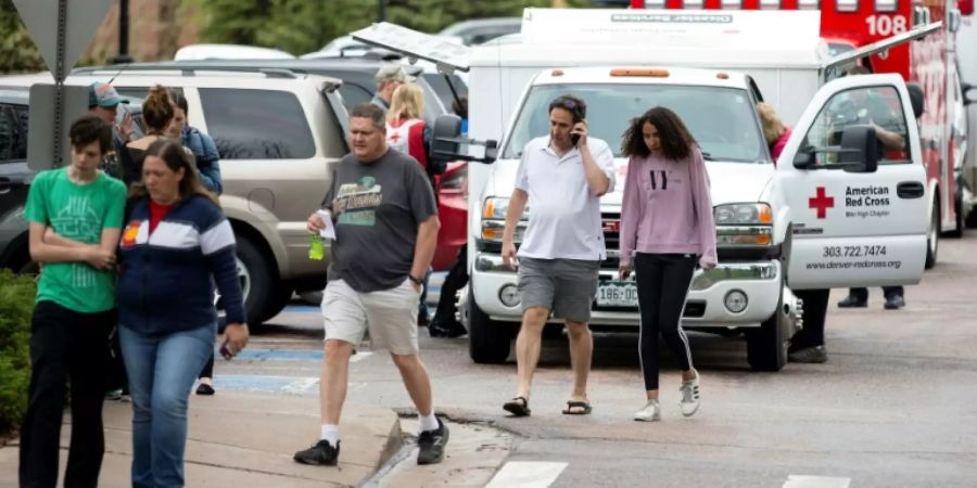 Eltern und Schüler kurz nach dem Amoklauf in Colorado