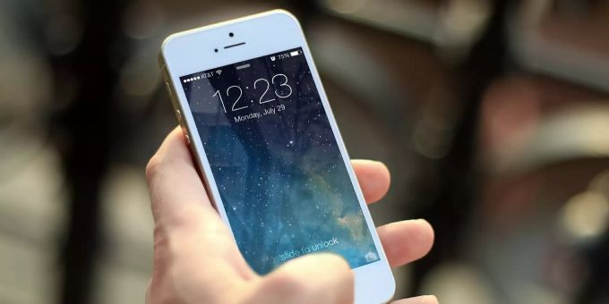 Eine Person bedient ein iPhone. iphone