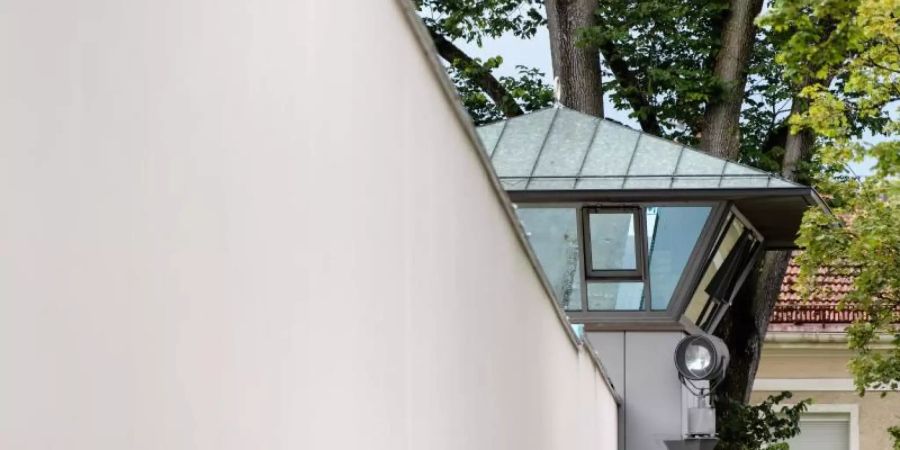 Suchscheinwerfer an einem Wachturm der Justizvollzugsanstalt München Stadelheim. Foto: Matthias Balk/Illustration