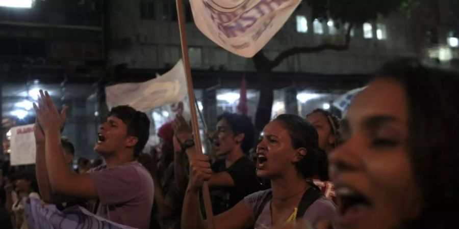 Demonstranten protestieren in Rio de Janeiro gegen die geplanten Einschnitte der Regierung in der Bildung. Foto: Ian Cheibub