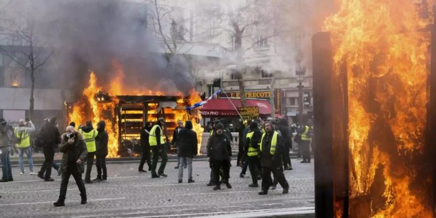 Vor einer Woche waren bei «Gelbwesten»-Demonstrationen rund um den Prachtboulevard Champs-Élysées Läden geplündert, Restaurants demoliert und Autos angezündet worden. Foto: Kyodo