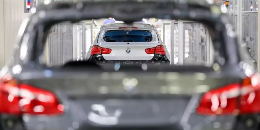 Produktion im BMW-Werk Leipzig: Der Autobauer hat angesichts der Schwierigkeiten auf den weltweiten Automärkten im vergangenen Jahr einen deutlichen Gewinneinbruch erlitten. Foto: Jan Woitas