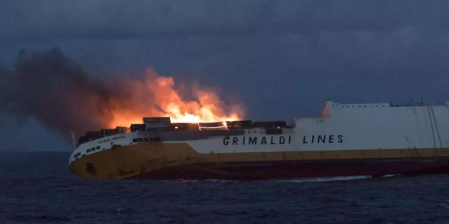 Das Containerschiffs «Grande America» steht vor der Westküste Frankreichs in Flammen. Foto:_ Loic Bernardin/Marine Nationale/AP