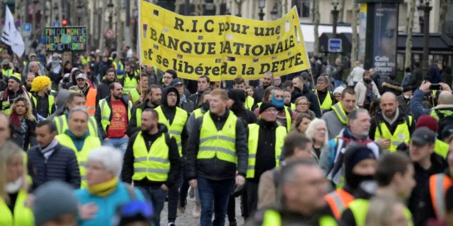 Menschen demonstrieren in Paris gegen die Regierung