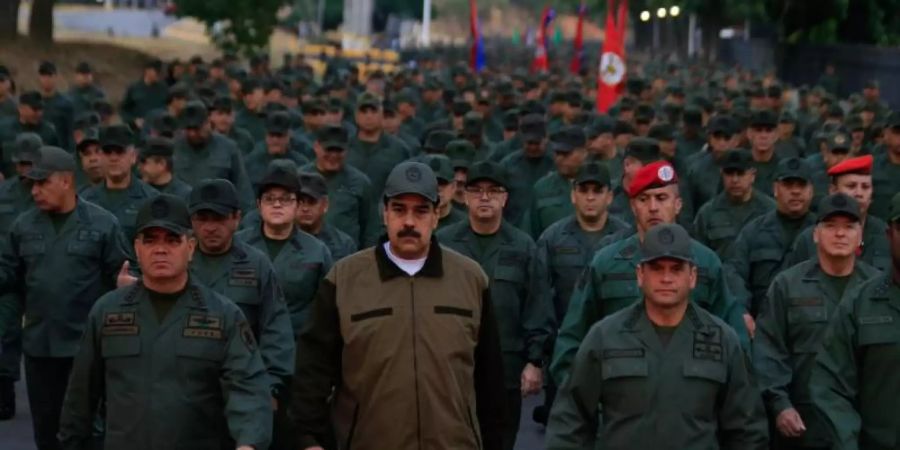 Nicolas Maduro (M.) und Verteidigungsminister Vladimir Padrino mit Soldaten in der Festung Tiuna in Caracas. Foto: Jhonn Zerpa/Prensa Miraflores