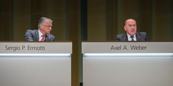 UBS-Chef Sergio Ermotti und Verwaltungsratspräsident Axel A. Weber an der Generalversammlung. UBS Ermotti Weber