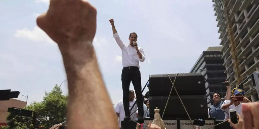 Juan Guaidó spricht mit erhobener Faust zu seinen Unterstützern in Caracas. Foto: Fernando Llano/AP