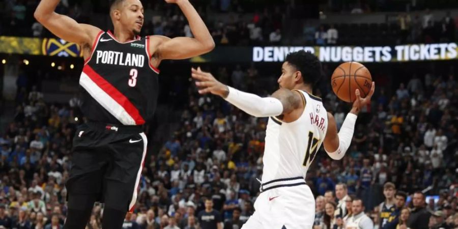 CJ McCollum (l) von den Trail Blazers in Aktion gegen Nuggets-Spieler Gary Harris. Foto: David Zalubowski/AP/dpa
