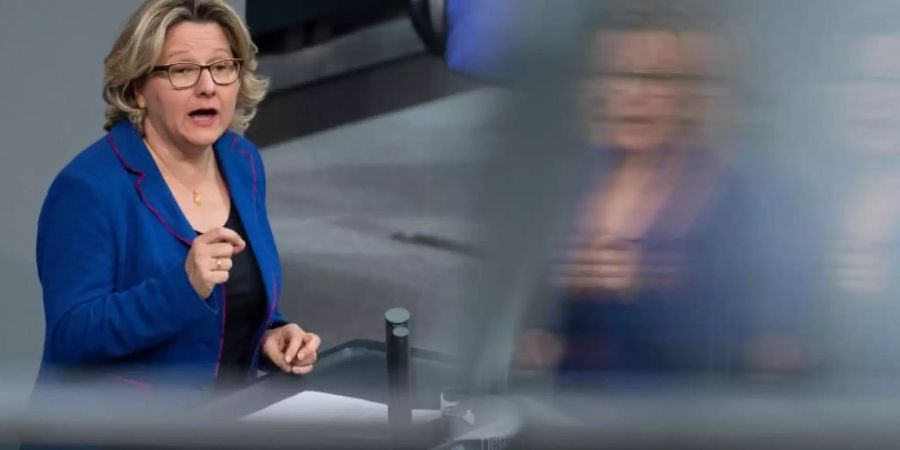 Schulze will per Gesetz regeln, wie stark Bereiche wie Verkehr, Industrie, Gebäude oder Landwirtschaft ihren Treibhausgas-Ausstoss senken müssen, damit Deutschland sein Klimaschutzziel für 2030 und EU-Vorgaben einhält. Foto: Monika Skolimowska