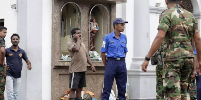 Einsatzkräfte nach einer Explosion in Sri Lankas Hauptstadt Colombo. Sri Lanka Explosion