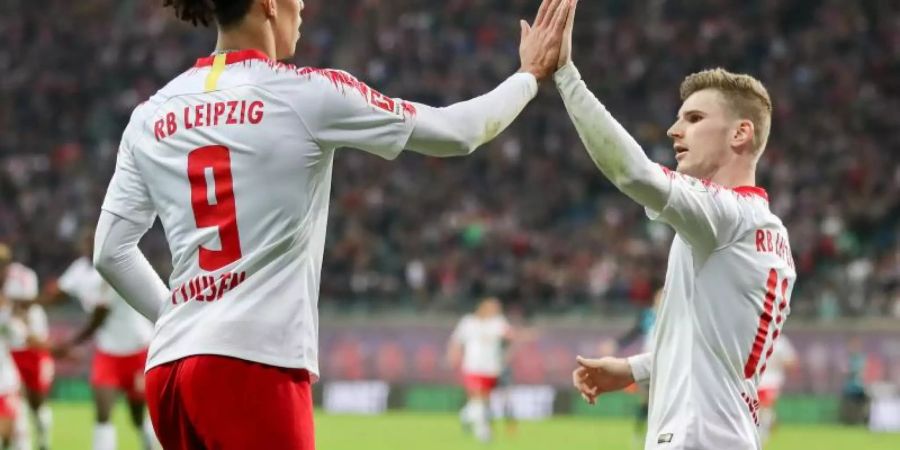 Leipzigs Yussuf Poulsen (l) klatscht nach einem Treffer mit Timo Werner an. Foto: Jan Woitas/dpa