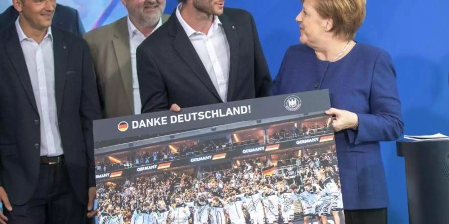 Bundeskanzlerin Angela Merkel empfing in Berlin die deutsche Handball-Nationalmannschaft. Foto: Michael Kappeler
