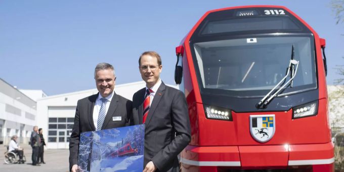 Thomas Ahlburg, Group CEO Stadler Rail, links, und Renato Fasciati, Direktor Rhaetische Bahn RhB, beim Rollout eines Stadler-Triebzuges. Stadler
