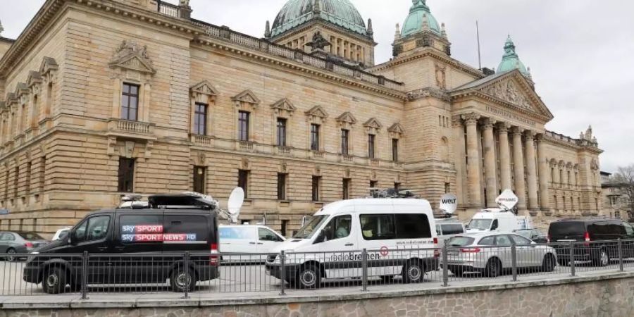 Mehrere Übertragungswagen stehen vor der Urteilsverkündung vor dem Bundesverwaltungsgericht. Foto: Jan Woitas/dpa
