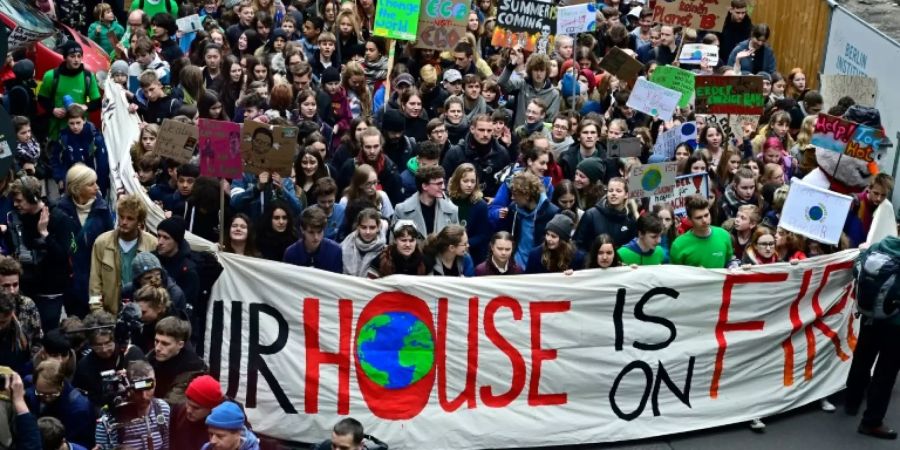 Schüler demonstrieren gemeinsam mit Greta Thunberg in Berlin