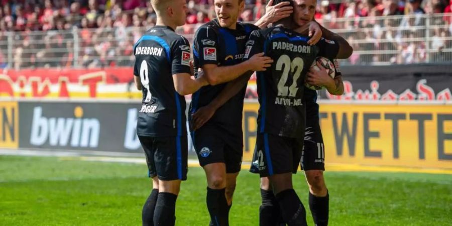 Die Paderborn-Profis feiern den Auswärtssieg in Berlin. Foto: Lisa Ducret/dpa