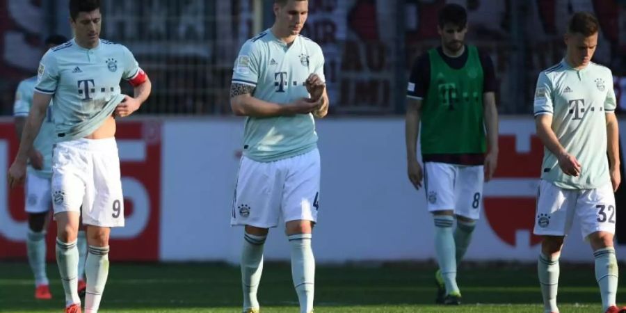 Nach dem 1:1 schleichen die Bayern-Profis in Freiburg frustriert vom Platz. Foto: Patrick Seeger/dpa