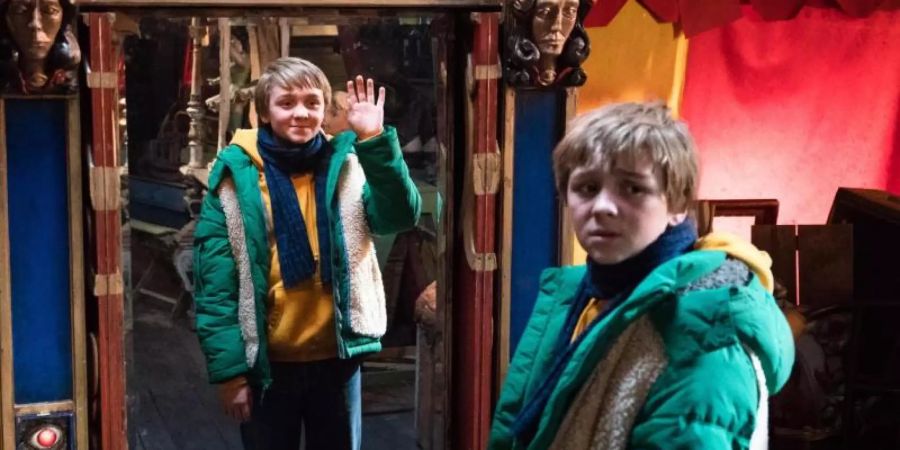 In «Unheimlich perfekte Freunde» erwachen Spiegelbilder auf magische Weise zum Leben. So wird aus dem Chaoten Frido (Luis Vorbach) ein Musterschüler. Foto: Marc Reimann/SquareOne Entertainment