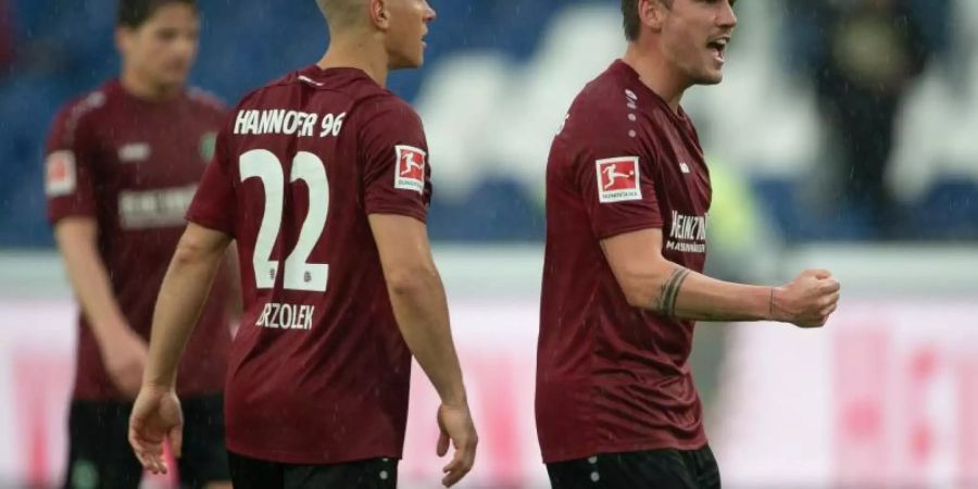 Hannovers Matthias Ostrzolek (M) und Edgar Prib jubeln nach Spielende über den enorm wichtigen Sieg gegen den FSV Mainz. Foto: S. Pförtner