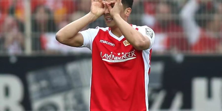 Robert Zulj läuft nach seinem Treffer zum 1:0 für Union Berlin gegen den HSV jubelnd über das Spielfeld. Foto: Andreas Gora/dpa