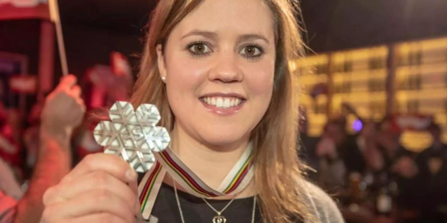 Viktoria Rebensburg zeigt bei der Party im Österreichhaus ihre Silbermedaille. Foto: Michael Kappeler