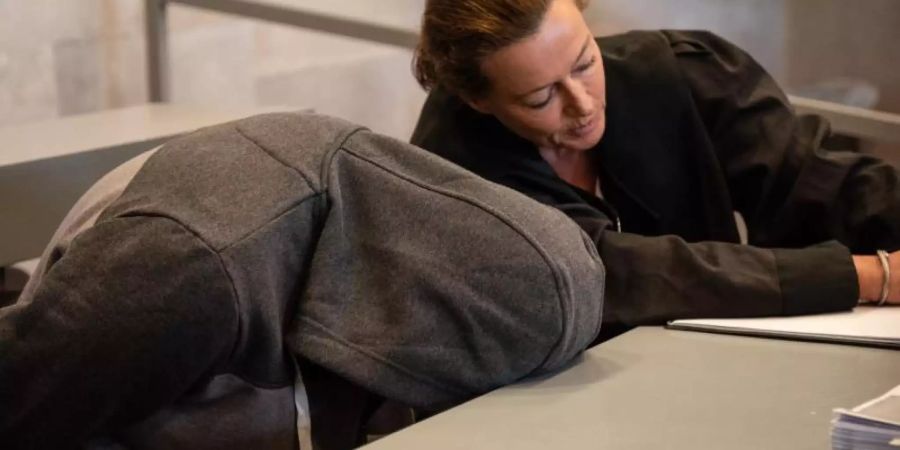 Der Angeklagte und seine Anwältin im Gerichtssaal in Ansbach. Foto: Nicolas Armer