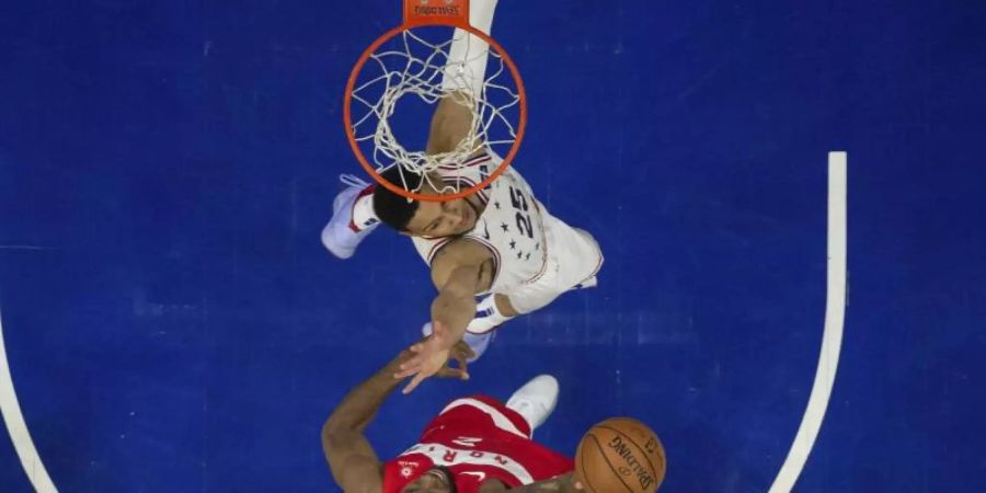 Kawhi Leonard (M) von den Toronto Raptors am Korb in Aktion gegen Ben Simmons (oben) von den Philadelphia 76ers. Foto: Chris Szagola/FR170982 AP