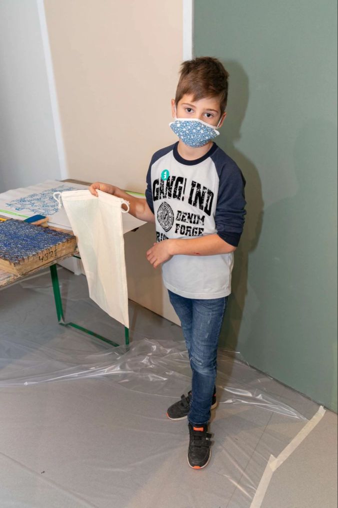 Joshua mit seiner Tasche