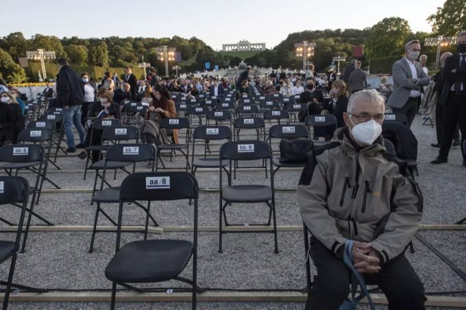 Nur 1250 nummerierte Plätze und Maskenpflicht – das Sommerkonzert der Wiener Philharmonie beim Schloss Schönbrunn fiel deutlich kleiner aus als in anderen Jahren. Coronavirus Lockdown Wien