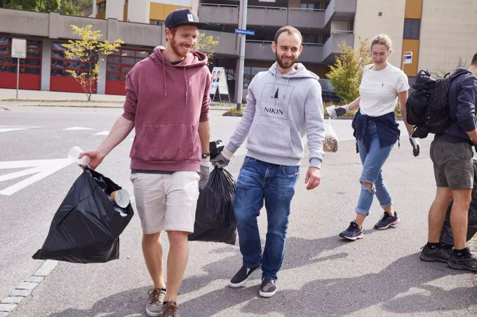 Auch die beiden NIKIN-Gründer Robin Gnehm (l.) und Nicholas Hänny (r.) sammelten fleissig mit. NIKIN Clean-up-Day