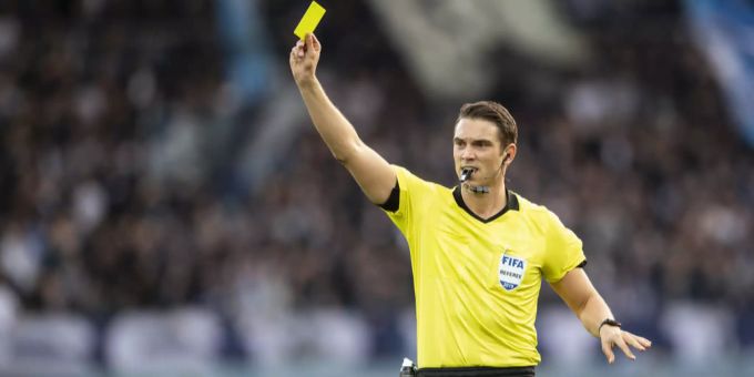 Der Schweizer Schiedsrichter Sandro Schärer. Schiedsrichter olympique marseille