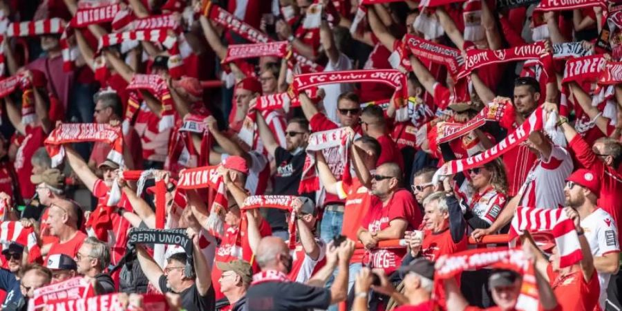 Trotz eines drastischen Anstiegs der Infektionszahlen in Berlin darf der 1. FC Union sein Heimspiel gegen den SC Freiburg vor rund 4500 Zuschauern austragen. Foto: Andreas Gora/dpa