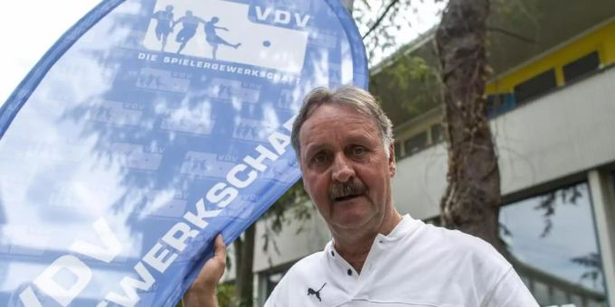 Peter Neururer leitet zum dritten Mal das VDV-Camp. Foto: David Inderlied/dpa Peter Neururer leitet zum dritten Mal das VDV-Camp. Foto: David Inderlied/dpa